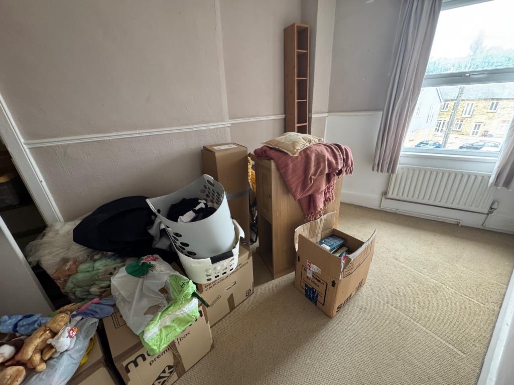 Lot: 20 - THREE-BEDROOM TERRACE HOUSE FOR IMPROVEMENT - Bedroom 1